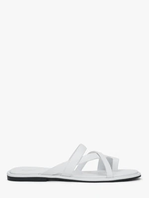 Estro: Białe skórzane klapki damskie na płaskiej podeszwie z pętelką na palec