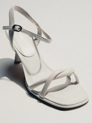 Estro: Białe skórzane sandałki damskie z cienkich pasków na szpilce