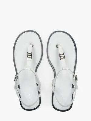 Estro: Białe skórzane sandały damskie typu japonki na płaskiej podeszwie