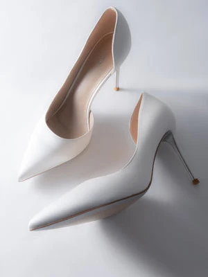 Estro: Białe szpilki damskie w szpic z satynowym wykończeniem