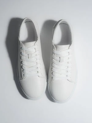 Estro: Białe trampki męskie ze skóry naturalnej na miękkiej podeszwie