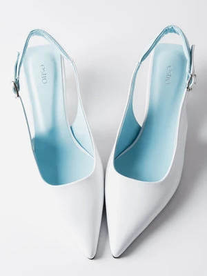 Estro: Biało - niebieskie czółenka damskie typu slingback na obcasie kitten heel