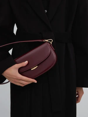 Estro: Bordowa torebka damska na ramię w kształcie podkowy ze skóry naturalnej