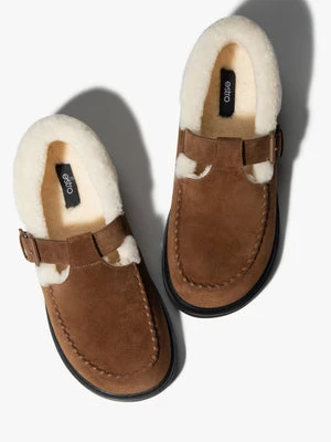 Estro: Brązowe mokasyny damskie na zimę z weluru naturalnego i futra