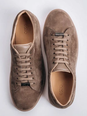 Estro: Brązowe trampki męskie z weluru naturalnego na miękkiej podeszwie