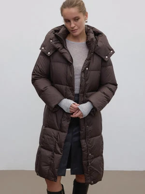 Estro: Ciemnobrązowa kurtka damska na zimę z puchem gęsim przed kolano
