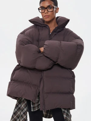 Estro: Ciemnobrązowa pikowana kurtka damska oversize typu puffer z wysokim kołnierzem