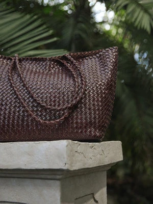 Estro: Ciemnobrązowa shopperka damska z plecionej skóry naturalnej