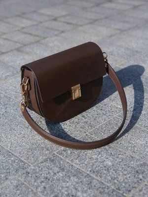 Estro: Ciemnobrązowa skórzana torebka damska na ramię