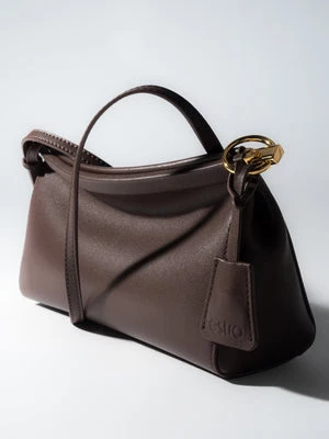 Estro: Ciemnobrązowa torebka damska na ramię ze skóry naturalnej ze złotymi okuciami