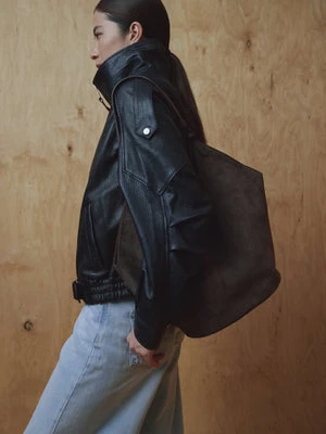 Estro: Ciemnobrązowa torebka damska typu hobo z włoskiego weluru naturalnego Premium