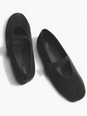 Estro: Ciemnobrązowe baleriny damskie ze sprzączką z miękkiego weluru naturalnego