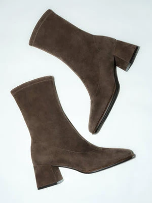 Estro: Ciemnobrązowe botki damskie z weluru naturalnego na stabilnym kwadratowym obcasie