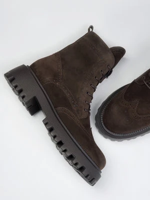 Estro: Ciemnobrązowe botki damskie z włoskiego weluru naturalnego ze sznurowaniem