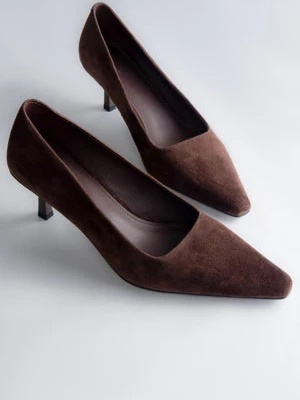Estro: Ciemnobrązowe buty damskie na obcasie w szpic z miękkiego weluru naturalnego