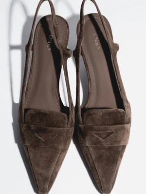 Estro: Ciemnobrązowe czółenka - slingbacki z weluru naturalnego na obcasie typu kitten heel brązowy