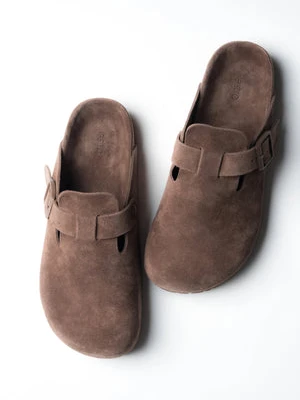 Estro: Ciemnobrązowe klapki damskie typu chodaki z miękkiego weluru naturalnego