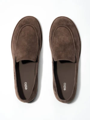 Estro: Ciemnobrązowe loafersy damskie z weluru naturalnego na płaskiej podeszwie