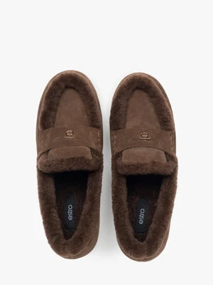 Estro: Ciemnobrązowe mokasyny damskie z weluru naturalnego wypełnione futrem