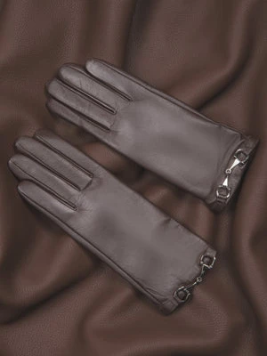 Estro: Ciemnobrązowe rękawiczki damskie ze skóry naturalnej z ozdobną sprzączką