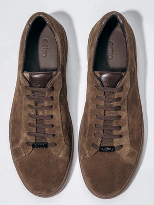 Estro: Ciemnobrązowe trampki męskie z weluru naturalnego na miękkiej podeszwie