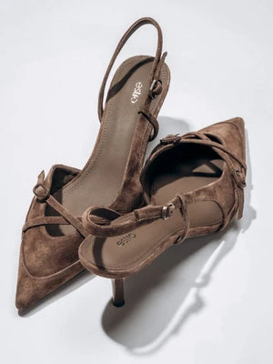 Estro: Ciemnobrązowe welurowe czółenka typu slingback na niskim obcasie ciemnobrązowy