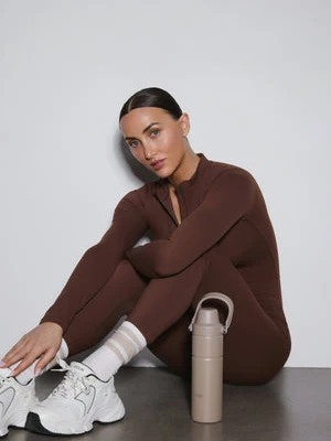 Estro: Ciemnobrązowy sportowy kombinezon damski slim fit z długim rękawem