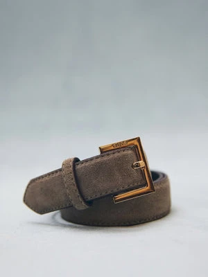 Estro: Cienki beżowy pasek damski z weluru naturalnego ze złotą sprzączką