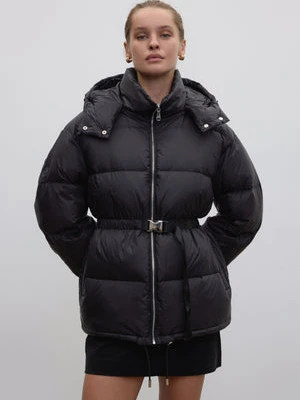 Estro: Czarna kurtka damska do bioder z puchem gęsim z paskiem