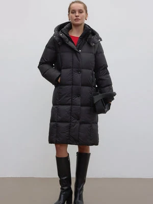 Estro: Czarna kurtka damska na zimę z puchem gęsim przed kolano