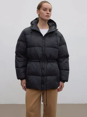 Estro: Czarna kurtka damska ze ściągaczem w pasie wypełniona puchem gęsim