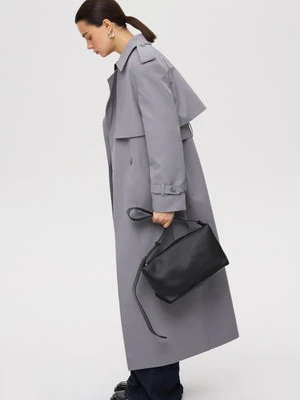 Estro: Czarna poręczna listonoszka damska na ramię ze skóry naturalnej