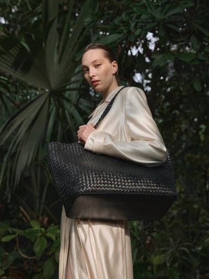 Estro: Czarna shopperka damska z plecionej skóry naturalnej