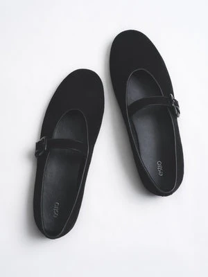 Estro: Czarne baleriny damskie ze sprzączką z miękkiego weluru naturalnego