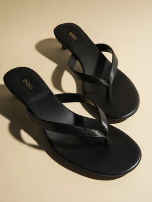 Estro: Czarne japonki damskie ze skóry naturalnej na niskim obcasie