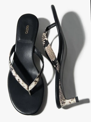 Estro: Czarne skórzane japonki damskie ze zwierzęcym wzorem na niskim obcasie