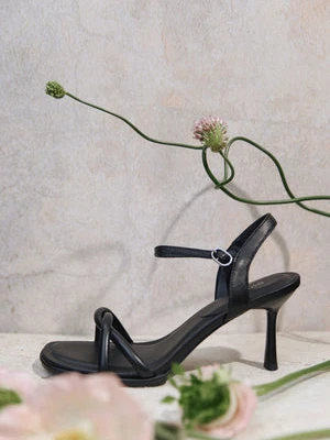 Estro: Czarne skórzane sandałki damskie z cienkich pasków na szpilce