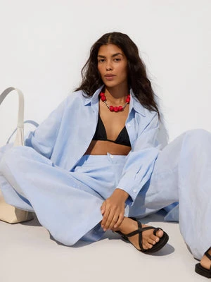 Estro: Czarne skórzane sandały damskie na płaskiej podeszwie z pętelką na palcu