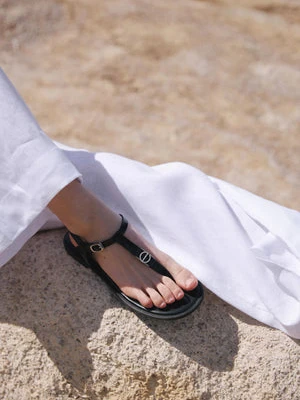 Estro: Czarne skórzane sandały damskie typu japonki na płaskiej podeszwie