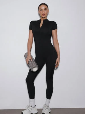 Estro: Czarny sportowy kombinezon damski slim fit z krótkim rękawem