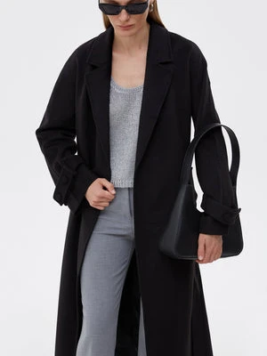 Estro: Długi klasyczny płaszcz damski w kolorze czarnym z pasem