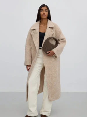 Estro: Długi płaszcz damski w kolorze beżowym z wełny naturalnej z pasem