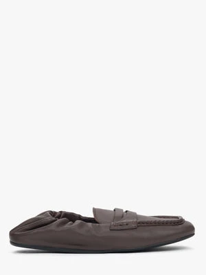 Estro: Elastyczne ciemnobrązowe loafersy damskie z miękkim zapiętkiem