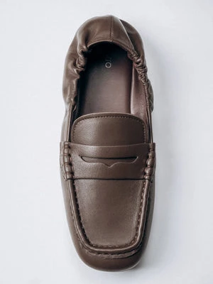 Estro: Elastyczne ciemnobrązowe loafersy damskie z miękkim zapiętkiem