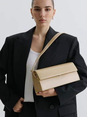 Estro: Jasnobeżowa prostokątna torebka damska na ramię ze skóry