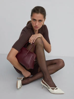 Estro: Jasnobeżowe czółenka damskie typu slingback z lakierowanej skóry naturalnej