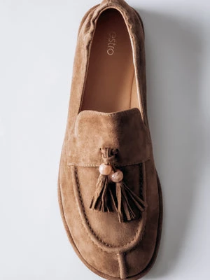 Estro: Jasnobrązowe loafersy damskie z ozdobnym chwostem typu barefoot z weluru naturalnego brązowy