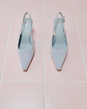 Estro: Jasnoniebieskie welurowe czółenka damskie typu slingback na niskim obcasie