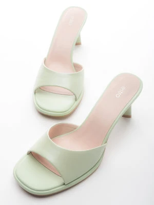 Estro: Jasnozielone klapki damskie na obcasie ze skóry naturalnej