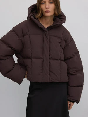 Estro: Krótka ciemnobrązowa kurtka damska typu puffer z wysokim kołnierzem na zimę